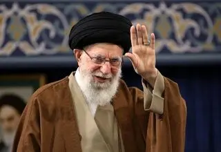 ورود رهبر انقلاب به مصلی تهران و اقامه نماز عید فطر
