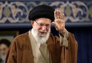 ورود رهبر انقلاب به مصلی تهران و اقامه نماز عید فطر