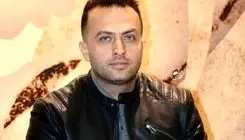 تاج گل‌های مزار همایون ارشادی را مصطفی زمانی پرپر کرد+ویدیو