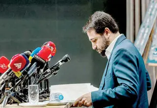 مردِ پشت درهای بسته محدودیت اینترنت