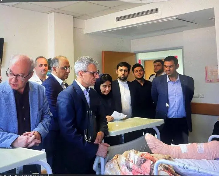 بقائی و نمایندگان اقلیت از مجروحان حمله اسرائیل به تهران عیادت کردند