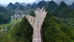 جاده‌ای در طبیعت بدون مزاحمت برای حیوانات 