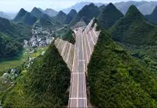 جاده‌ای در طبیعت بدون مزاحمت برای حیوانات 