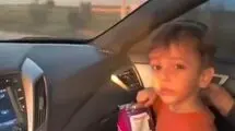 نجات زیبا و جانانه پسربچه جامانده در جاده 