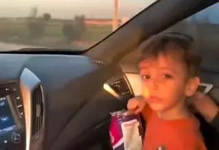 نجات زیبا و جانانه پسربچه جامانده در جاده 