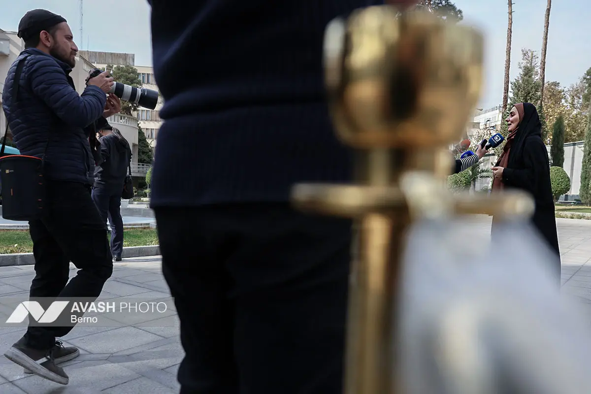 اعضای هیأت دولت در جمع خبرنگاران