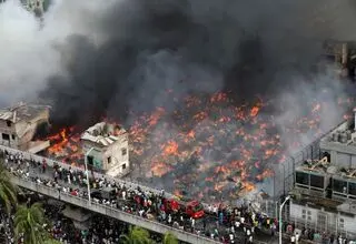 آتش‌سوزی گسترده در یکی از مناطق فقیرنشین