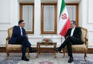 وزیر امور خارجه فیلیپین با عراقچی دیدار کرد 