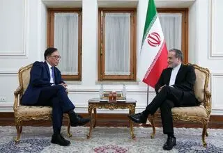 وزیر امور خارجه فیلیپین با عراقچی دیدار کرد 