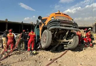 2 کشته و 2 مصدوم در حادثه سقوط کامیون