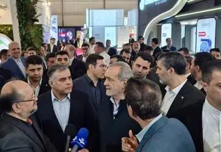پزشکیان به نمایشگاه بین‌المللی فناوری نانو رفت 