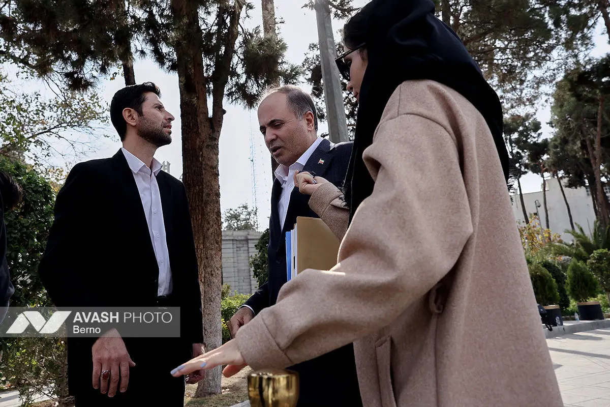 اعضای هیأت دولت در جمع خبرنگاران