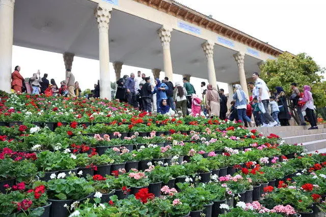 حافظ، منشوری برای زندگی انسانی در شعر فارسی