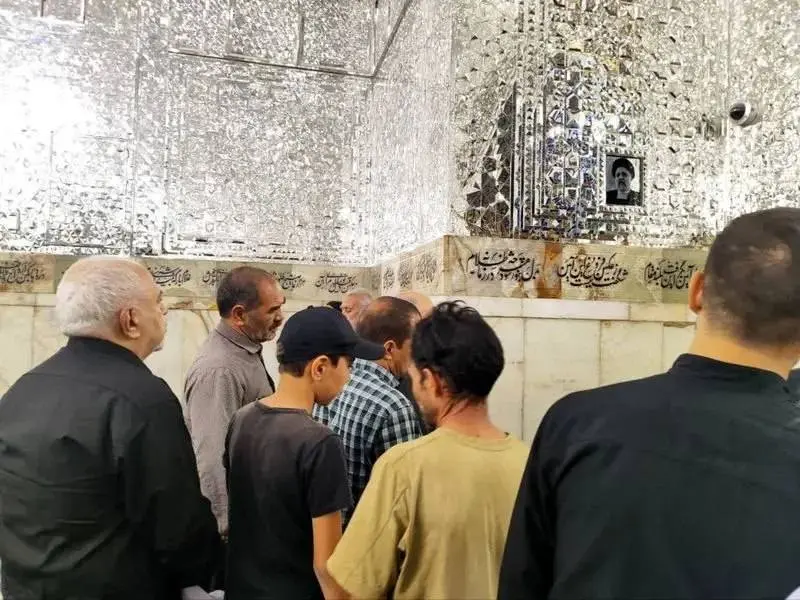 ظریف بر مزار شهید رئیسی فاتحه خواند