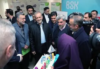 پزشکیان از نمایشگاه دارو و تجهیزات پزشکی بازدید کرد  