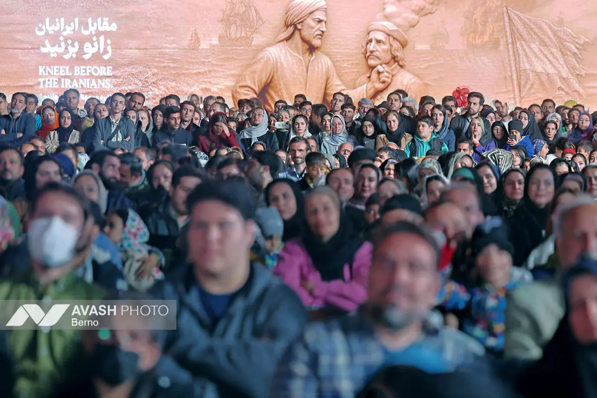 رونمایی از مجسمه «زانو زنندگان برابر ایران»