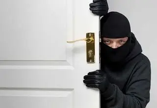 لحظه سرقت مسلحانه از طلافروشی در روز روشن