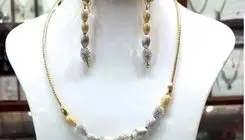 زن خوش شانس سرویس طلا سرقتی اش را در ویترین جواهرفروشی دید 