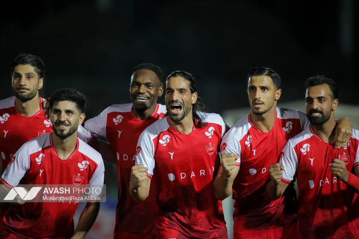 دیدار تیم های فوتبال پرسپولیس تهران و صنعت نفت آبادان
