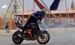 حرکات عجیب و فوق العاده خطرناک یک موتورسوار