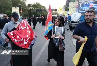 تشییع پیکر مطهر رهبر شهید ایران از تقاطع یادگار امام به سمت میدان آزادی آغاز شد
