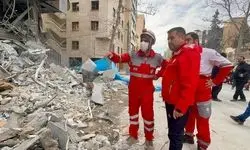 حضور خستگی‌ناپذیر و شبانه‌روزی امدادگران هلال‌احمر در پهنه جنوب تهران/ از امدادگر ۱۸ تا ۶۰ ساله، همه برای آرامش مردم تلاش می‌کنند