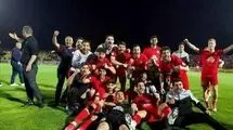 نشان خلیج فارس روی استیج قهرمانی تراکتور