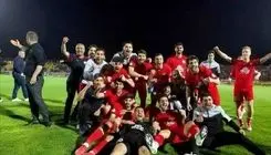 نشان خلیج فارس روی استیج قهرمانی تراکتور