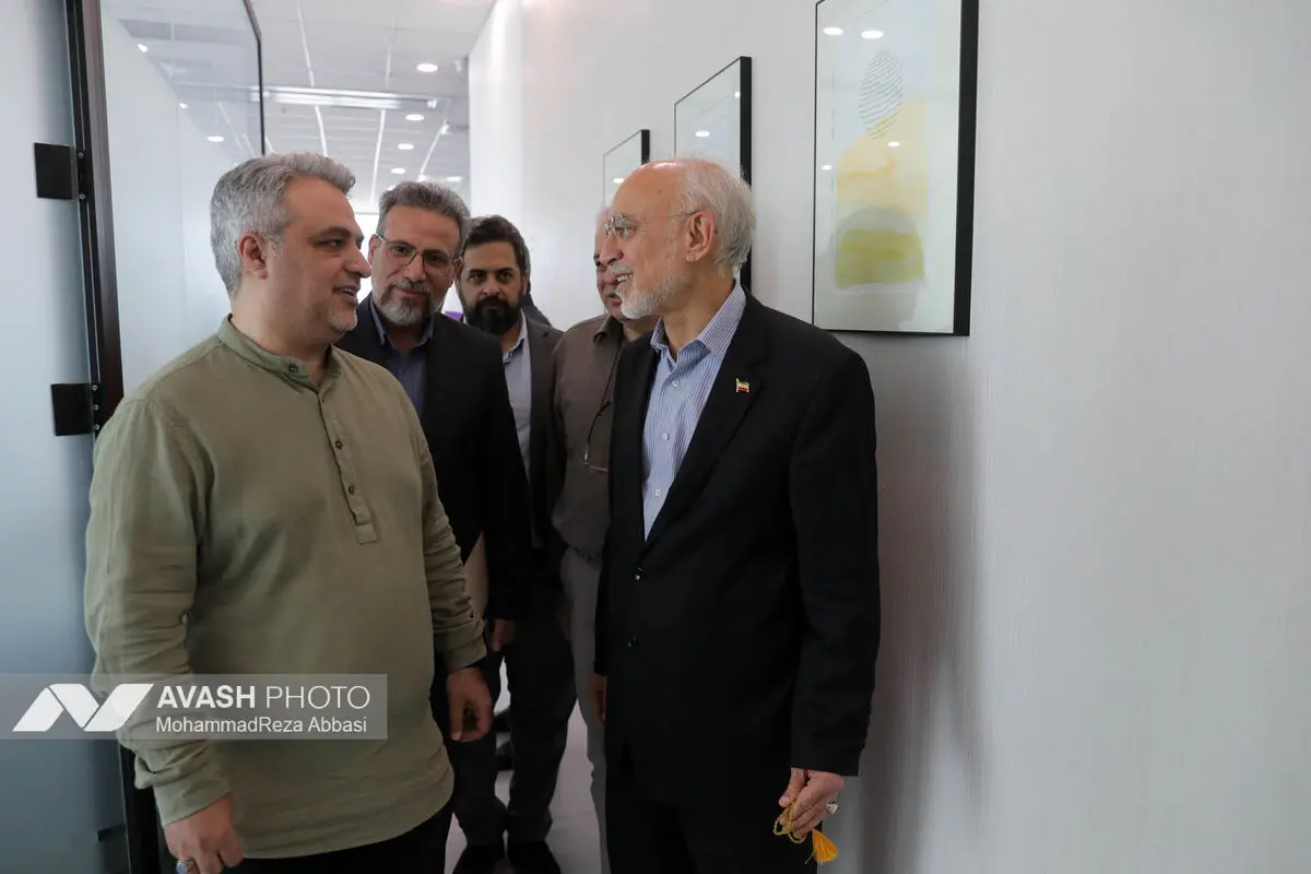 بازدید علی اکبر صالحی از تحریریه خبرگزاری آوش