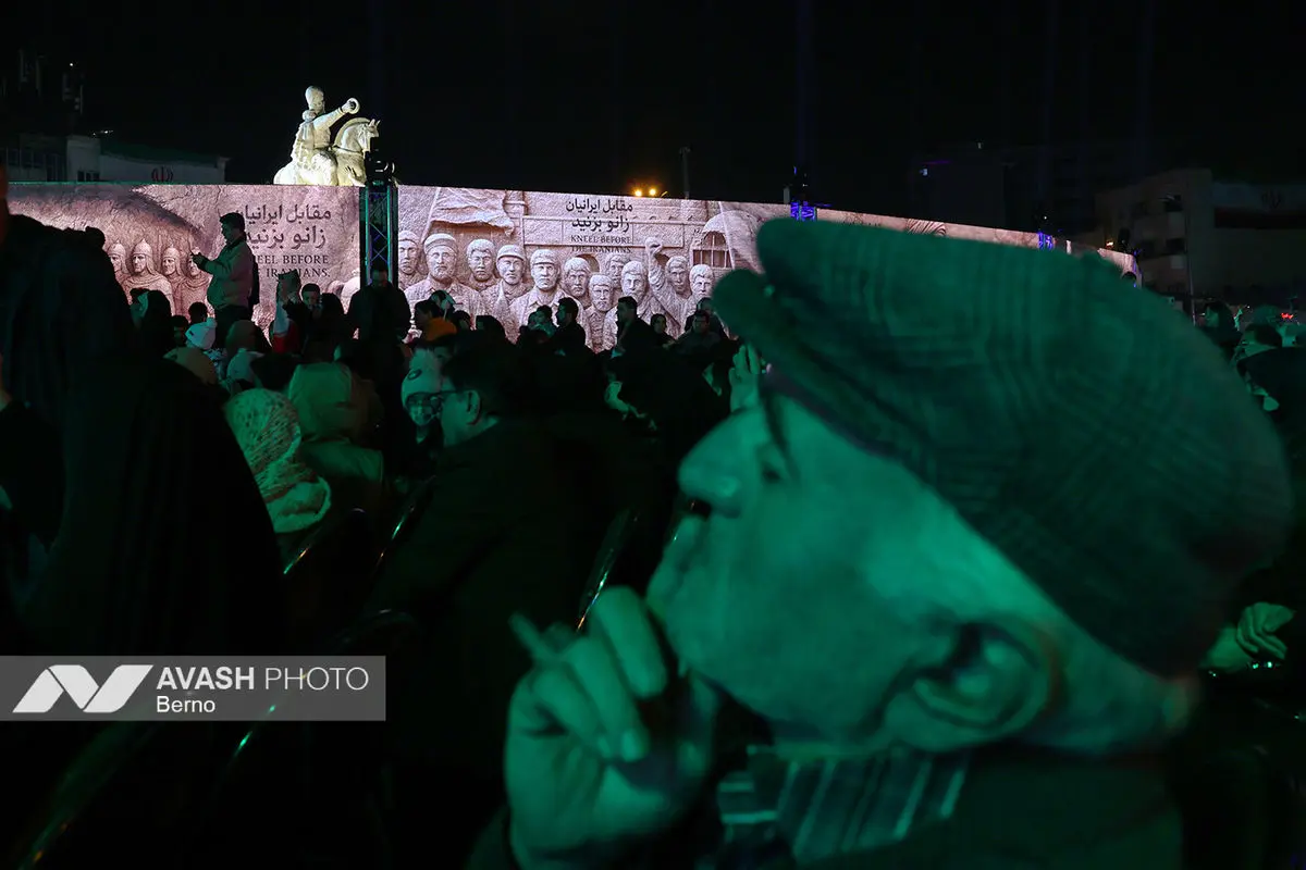 رونمایی از مجسمه «زانو زنندگان برابر ایران»