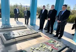 پزشکیان با حضور در یادمان شهدای گمنام به مقام شهدا ادای احترام کرد