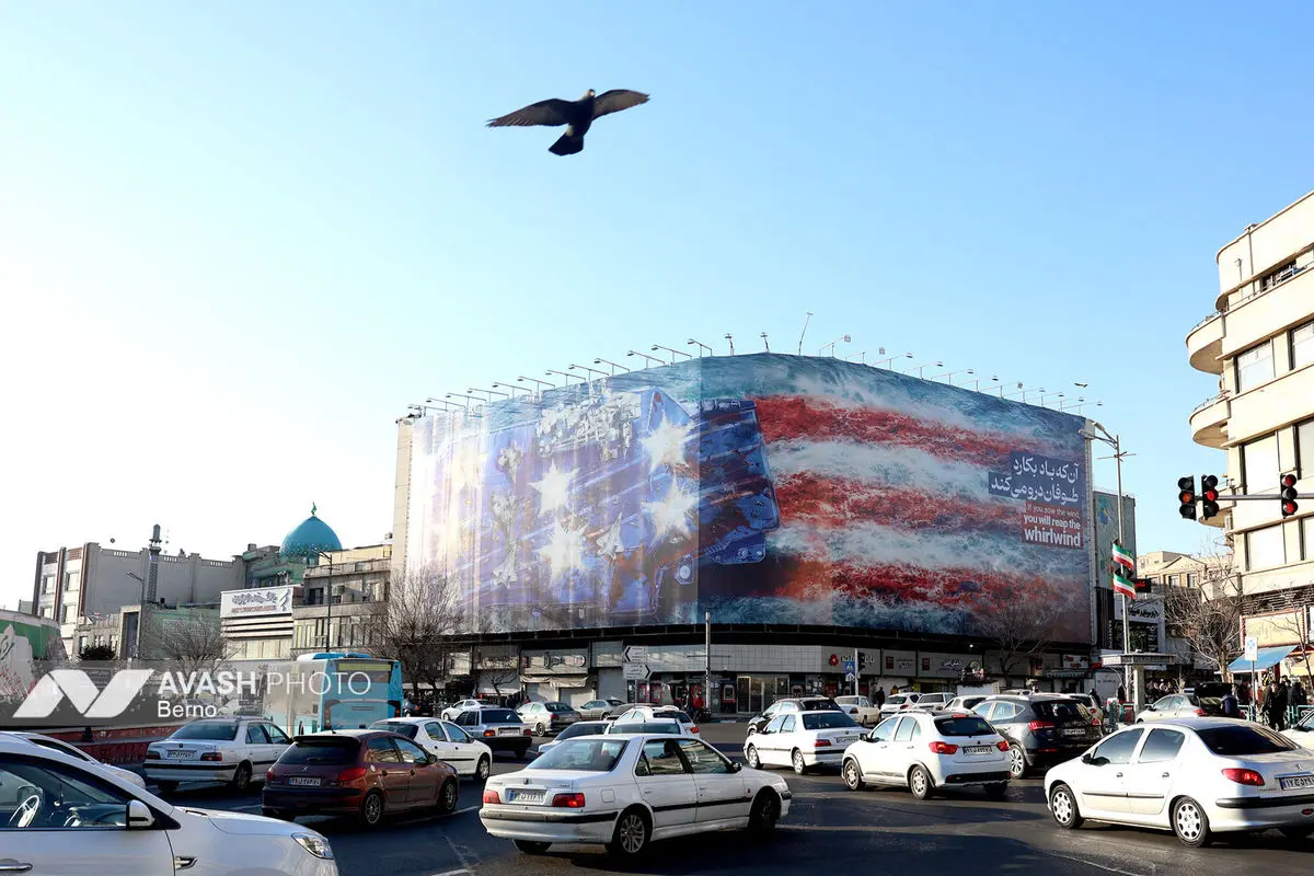 رونمایی از طرح جدید دیوارنگاره میدان انقلاب اسلامی