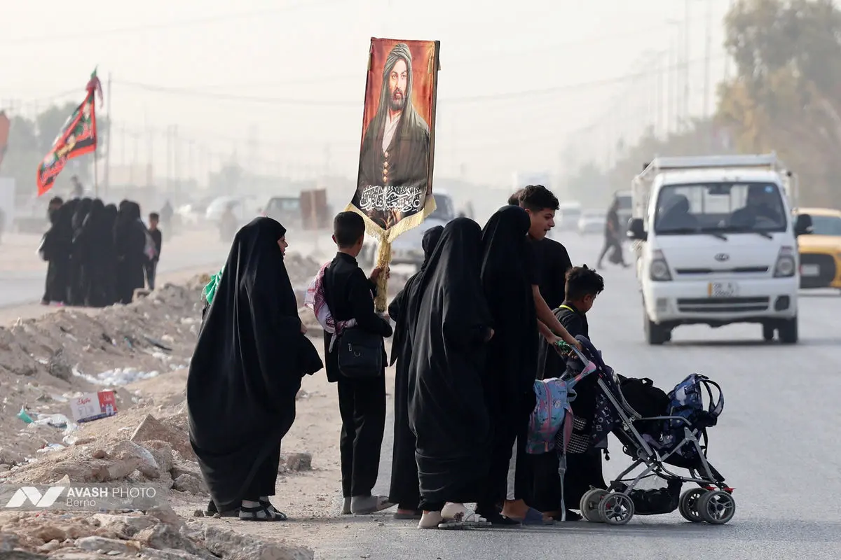 زائران اربعین در مسیر نجف به کربلا