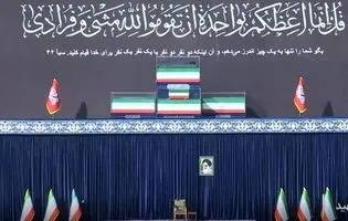 پیکرهای مطهر رهبر شهید انقلاب و خانواده ایشان در جایگاه قرار گرفت + عکس 