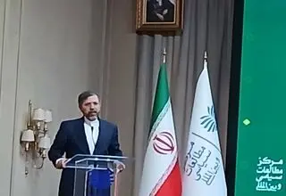 اهدای جایزه سال سیاست خارجی ایران توسط عراقچی