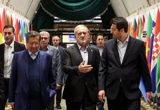 پزشکیان: اطلاعات و داده‌ها ابزار مبارزه با رانت و فساد هستند/ پولدارها یارانه بیشتری می‌گیرند