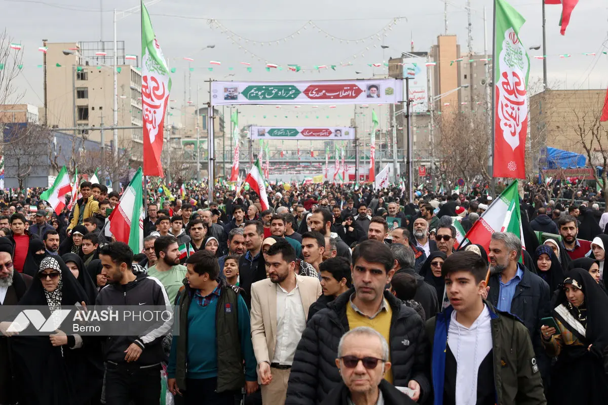 حضور مردم و  مسئولان در راهپیمایی ۲۲ بهمن