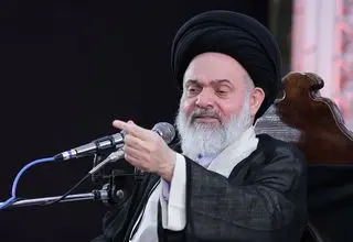 امام جمعه قم: انقلاب را روحانیت نگه داشته حالا می گویند چه فایده ای دارد؟