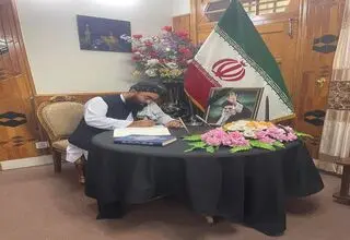 ذبیح الله مجاهد در کنسولگری ایران حضور یافت + عکس 