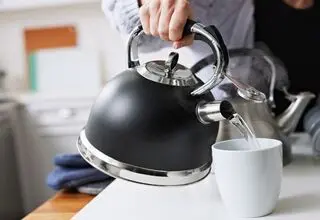 آیا دو بار جوشاندن آب برای درست کردن چای مضر است؟