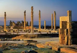 محاصره حریم تخت جمشید با توسعه حریم شهری/ خطر ساخت و ساز پشت دروازه مهم ترین میراث ایران باستان