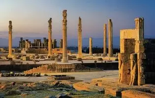محاصره حریم تخت جمشید با توسعه حریم شهری/ خطر ساخت و ساز پشت دروازه مهم ترین میراث ایران باستان