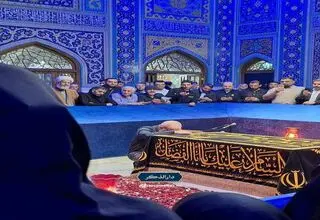 دکتر پزشکیان به زیارت حرم مطهر امام رضا (ع) مشرف شد/ ادای احترام به مزار نورانی رهبر شهید 