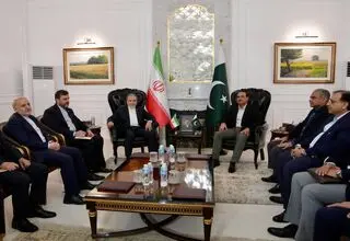دیدار وزیر امور خارجه با فرمانده ارتش پاکستان