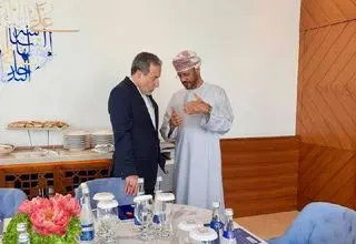 گفت‌وگوی خصوصی عراقچی و وزیر خارجه عمان 