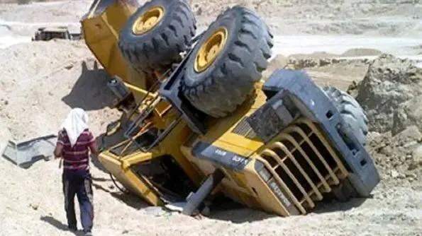سقوط مرگبار لودر در معدن سرخ
