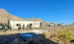 مصدومیت ۴ نفر در واژگونی اتوبوس