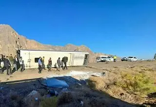 مصدومیت ۴ نفر در واژگونی اتوبوس