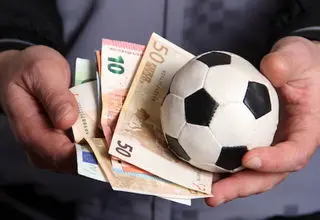 پرونده‌ای که فوتبال پایه را لرزاند/ وقتی ۱۱ بازیکن با لباس حریف وارد زمین شدند!