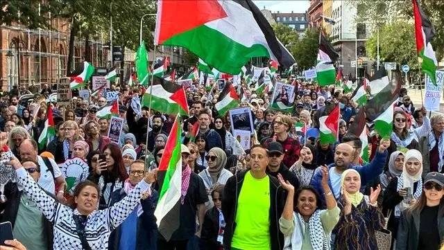 سوئدیها هم به کف خیابان آمدند